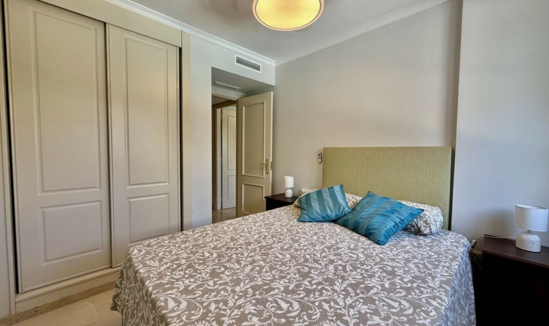 Resale - Apartment -
Sotogrande Puerto