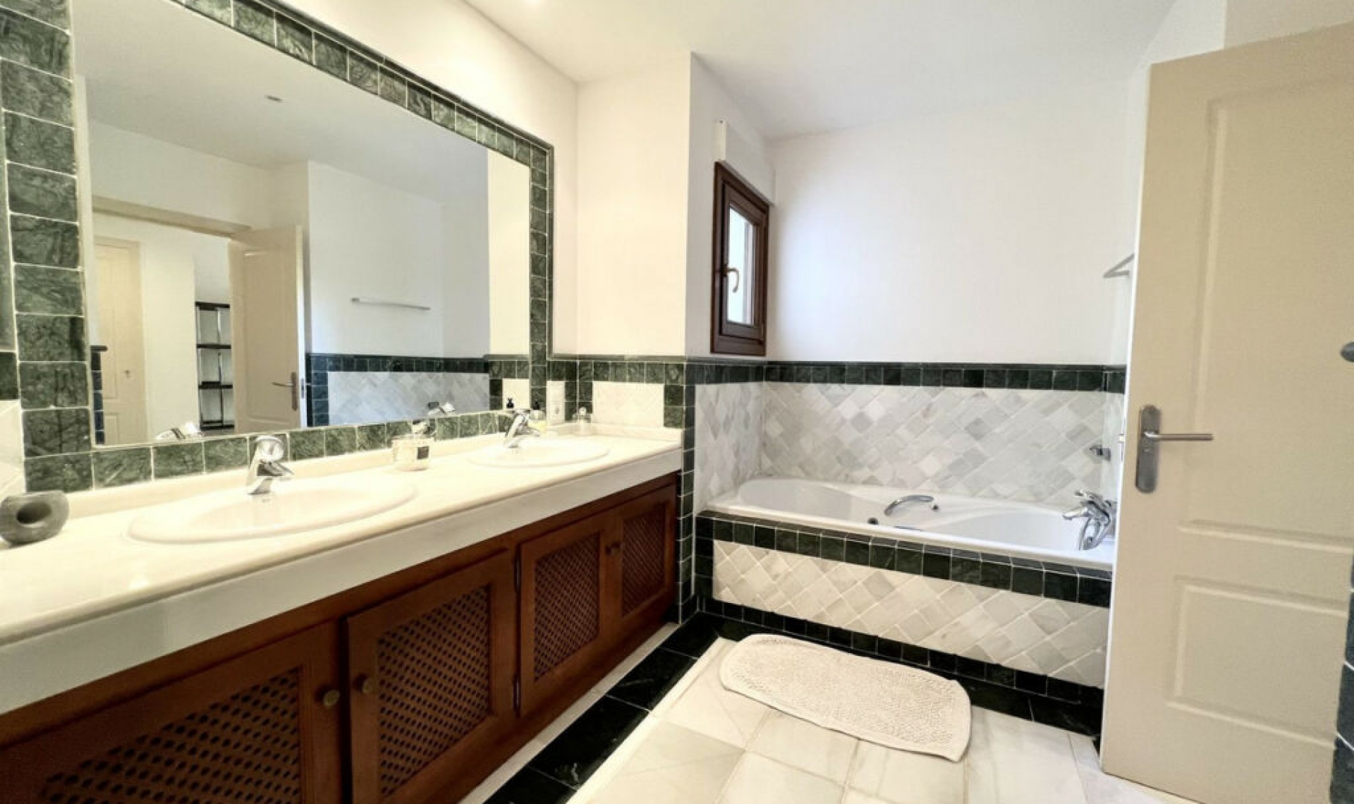 Resale - Apartment -
The Golden Mile