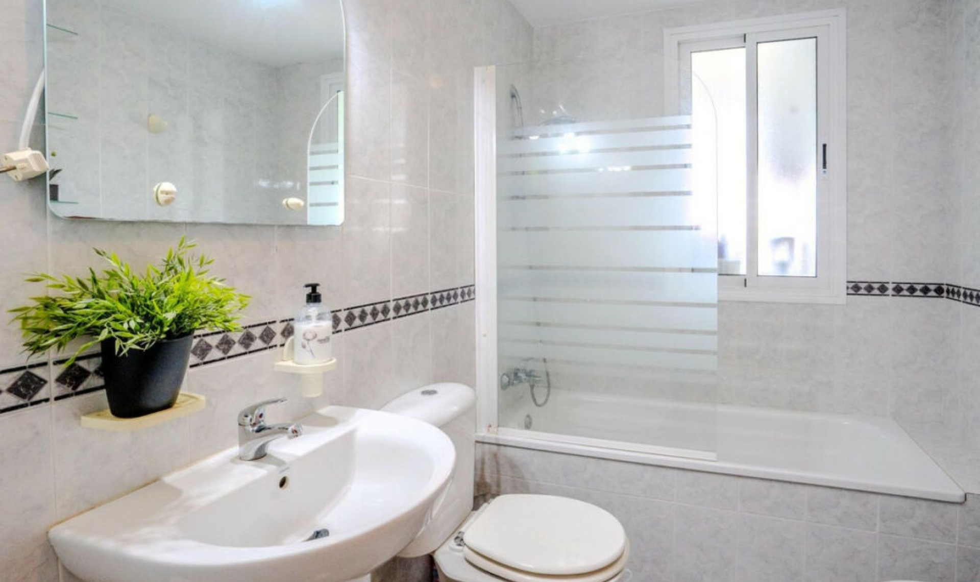 Resale - Apartment -
Torrequebrada