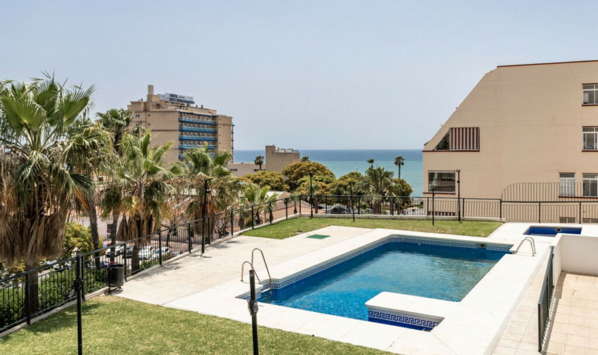 Resale - Apartment -
Torrequebrada