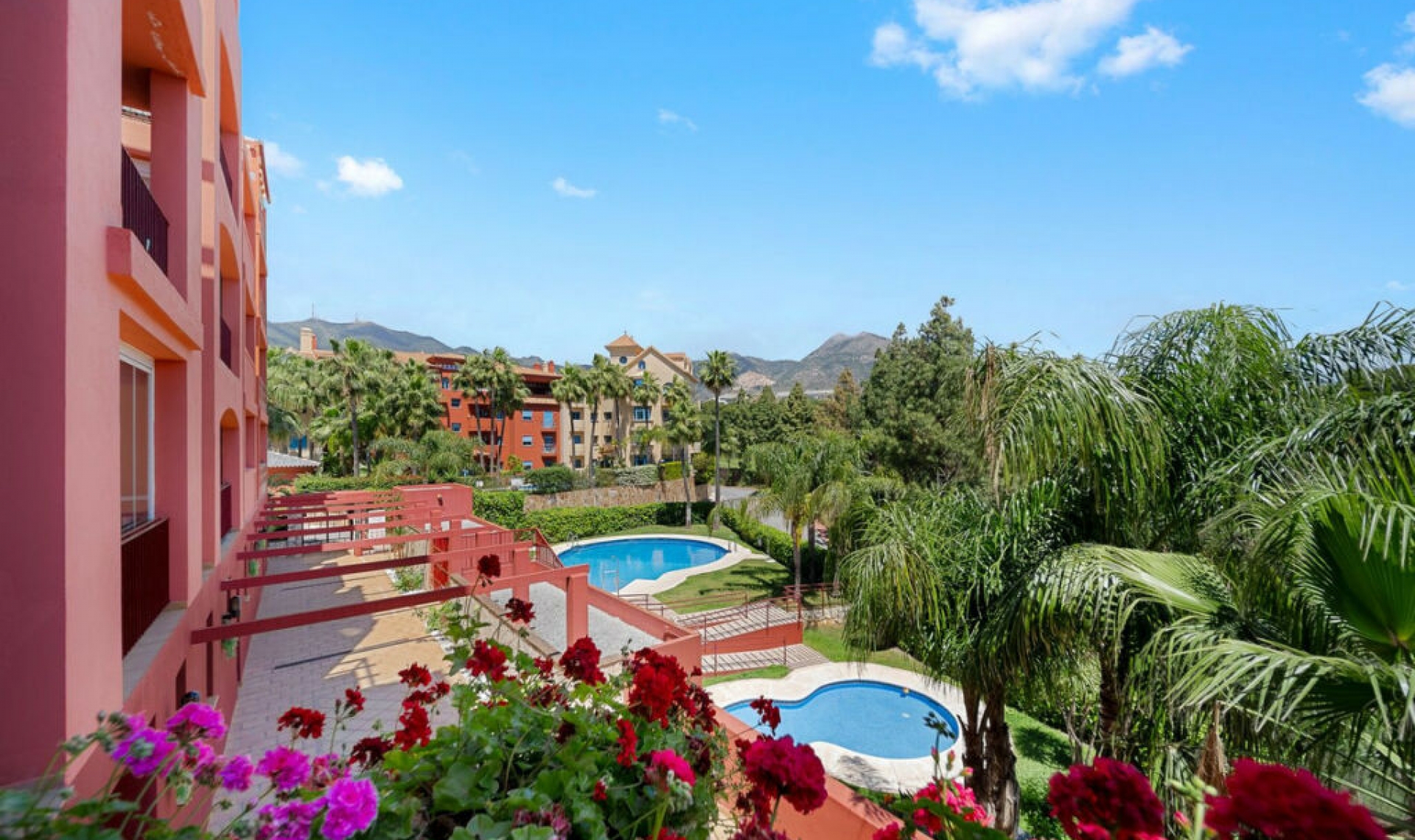Resale - Apartment -
Torrequebrada