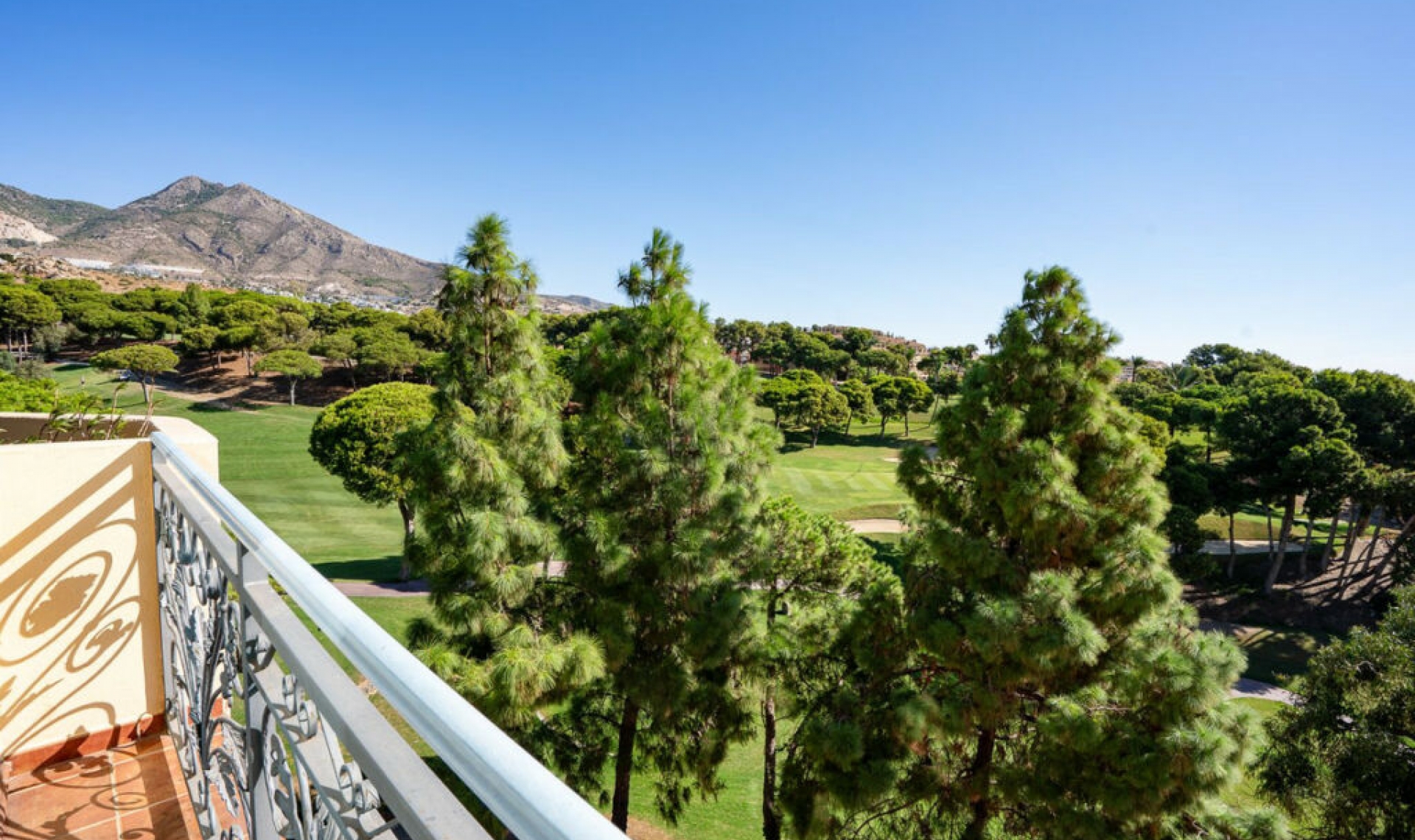 Resale - Apartment -
Torrequebrada