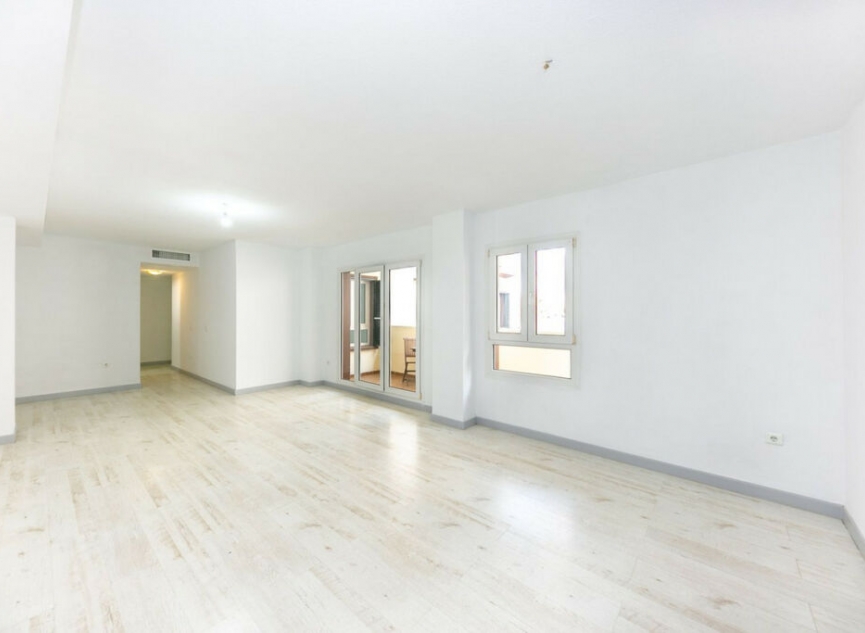 Resale - Apartment -
Torrequebrada