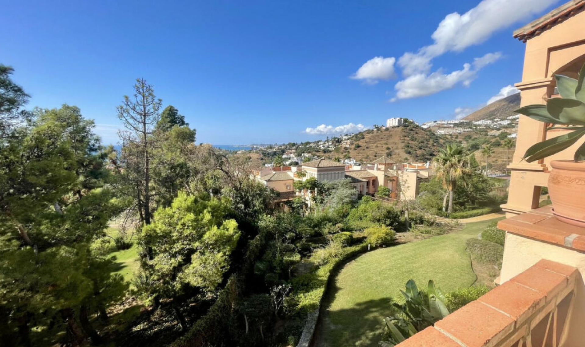 Resale - Apartment -
Torrequebrada