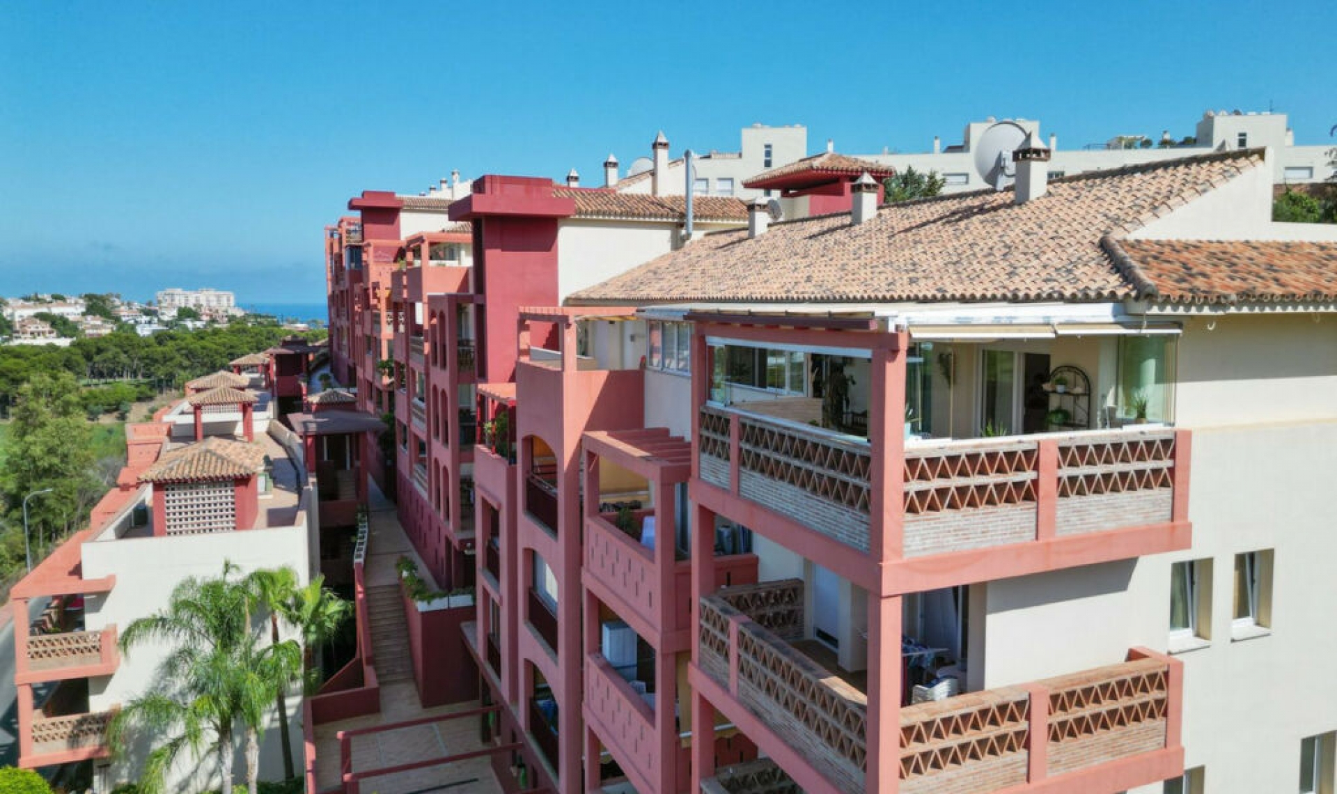 Resale - Apartment -
Torrequebrada