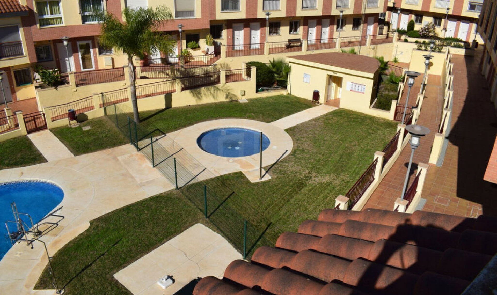 Resale - House -
Almayate