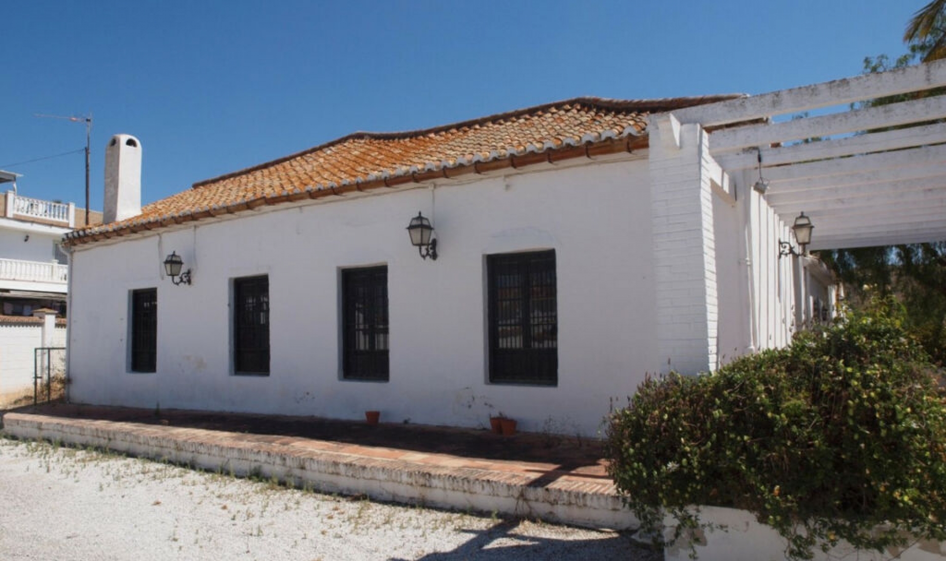 Resale - House -
Almayate