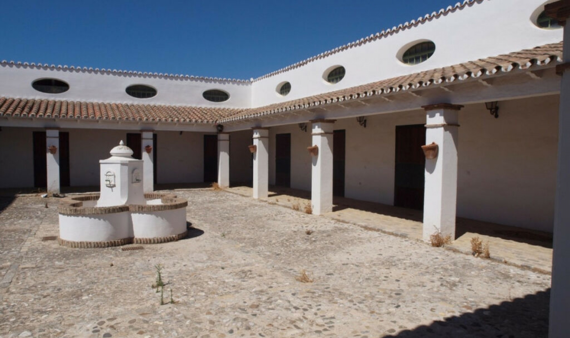 Resale - House -
Almayate