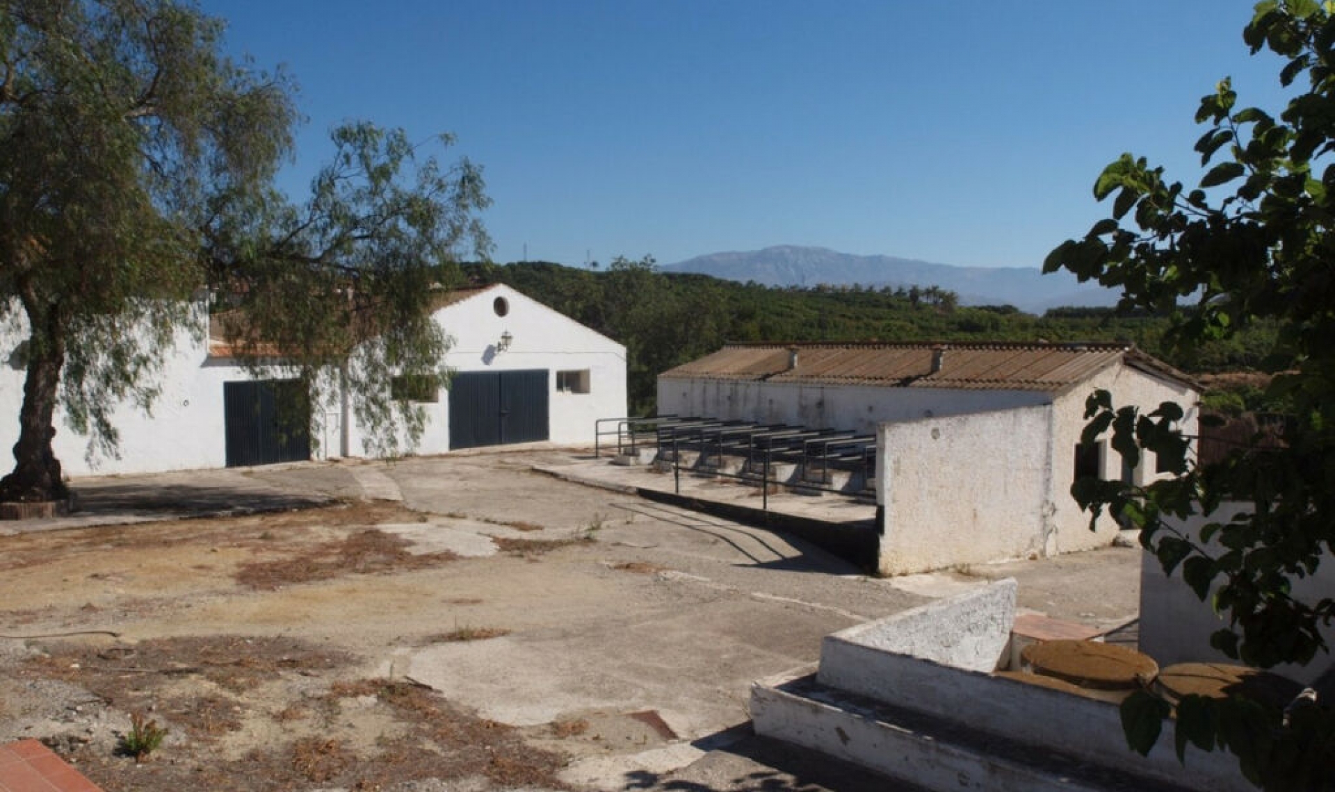 Resale - House -
Almayate