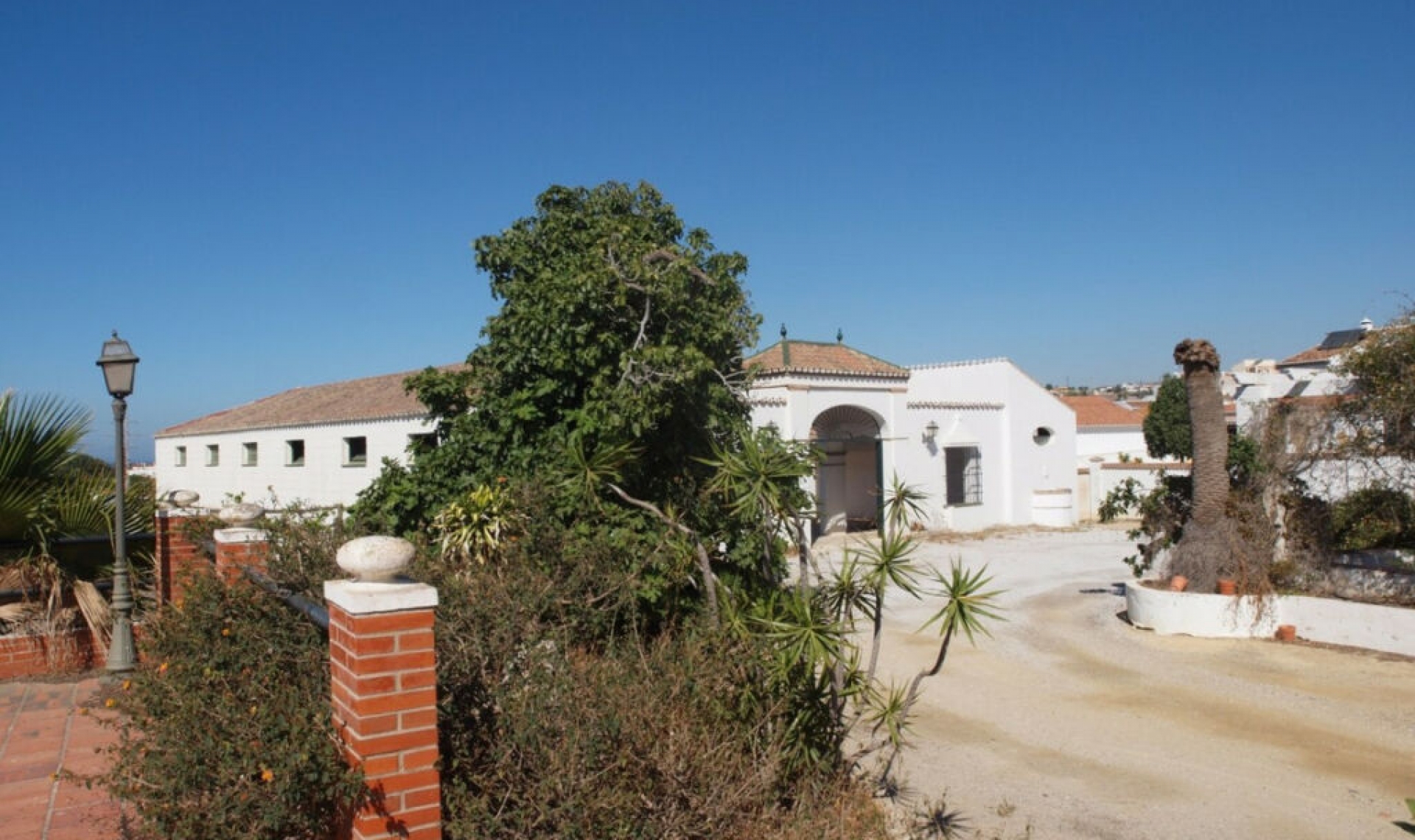 Resale - House -
Almayate
