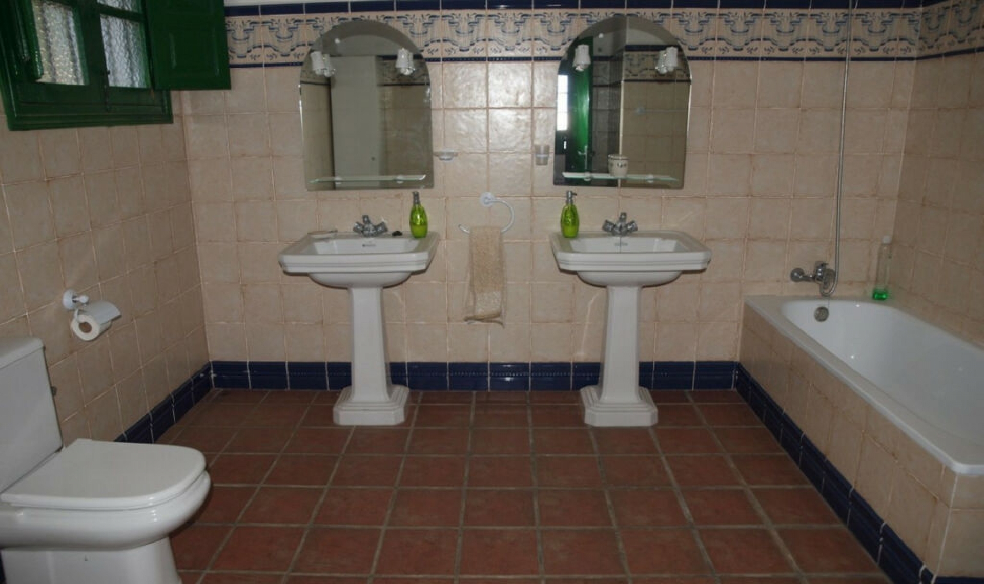Resale - House -
Almayate