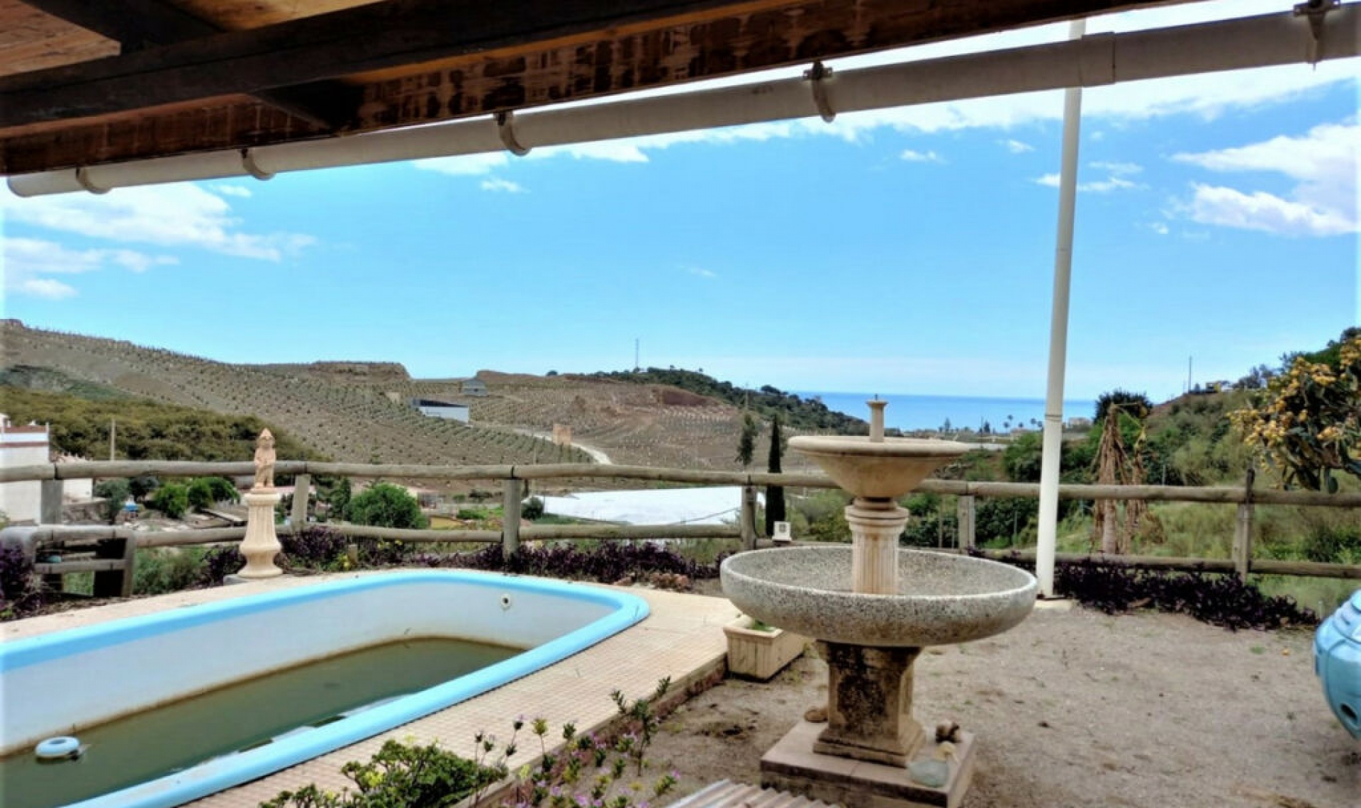 Resale - House -
Almayate