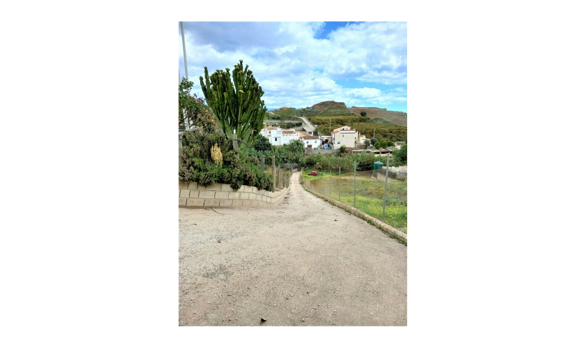 Resale - House -
Almayate