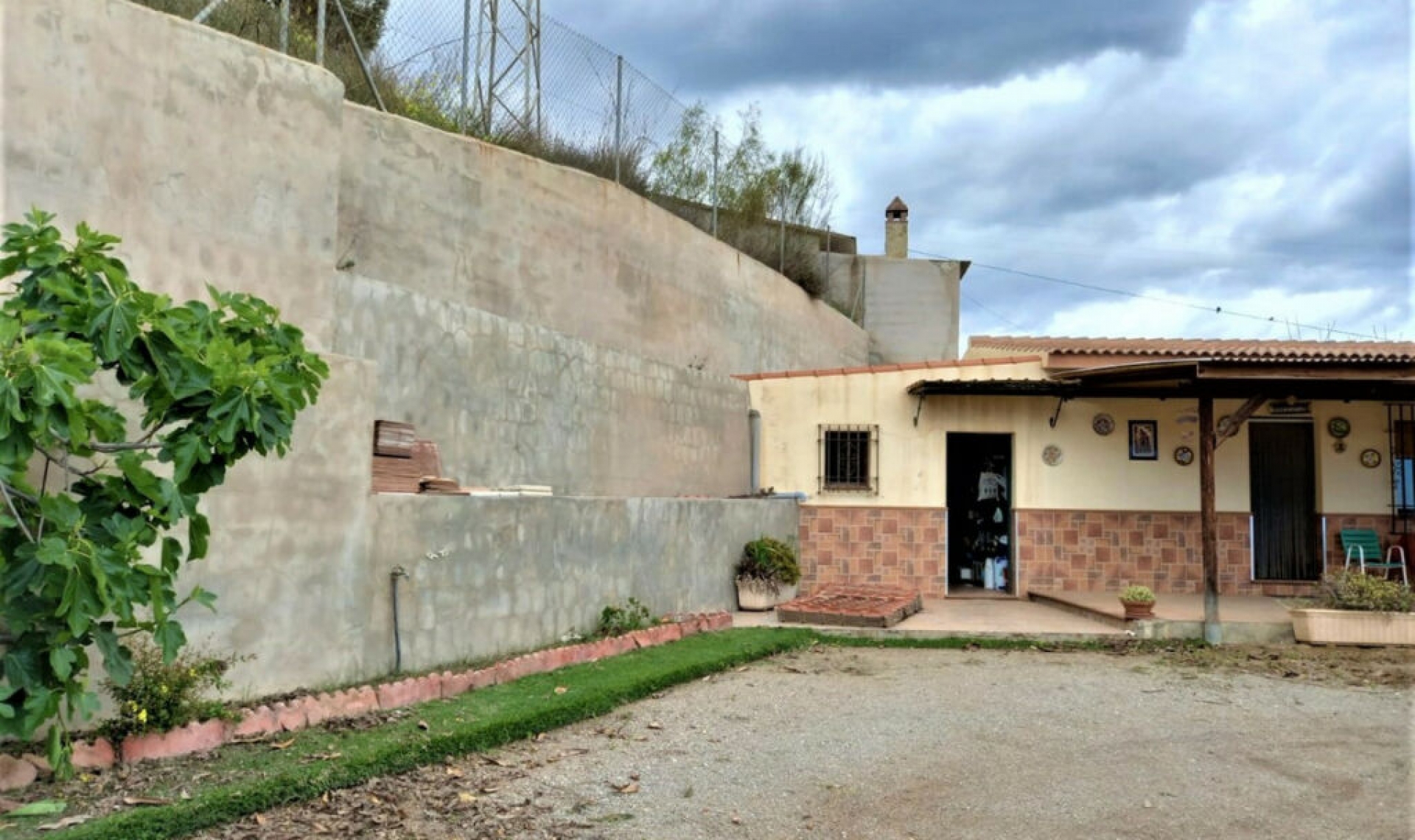 Resale - House -
Almayate