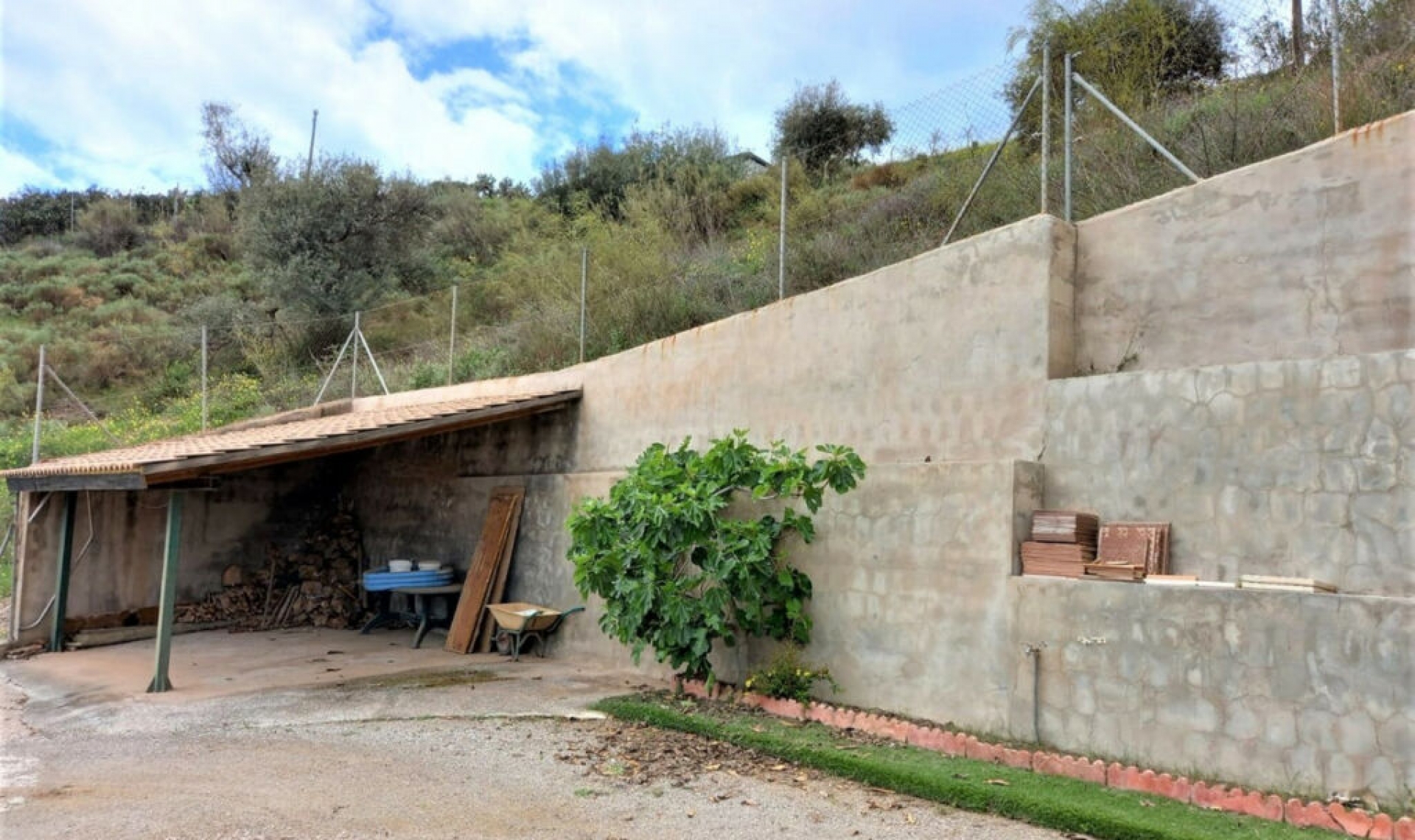 Resale - House -
Almayate