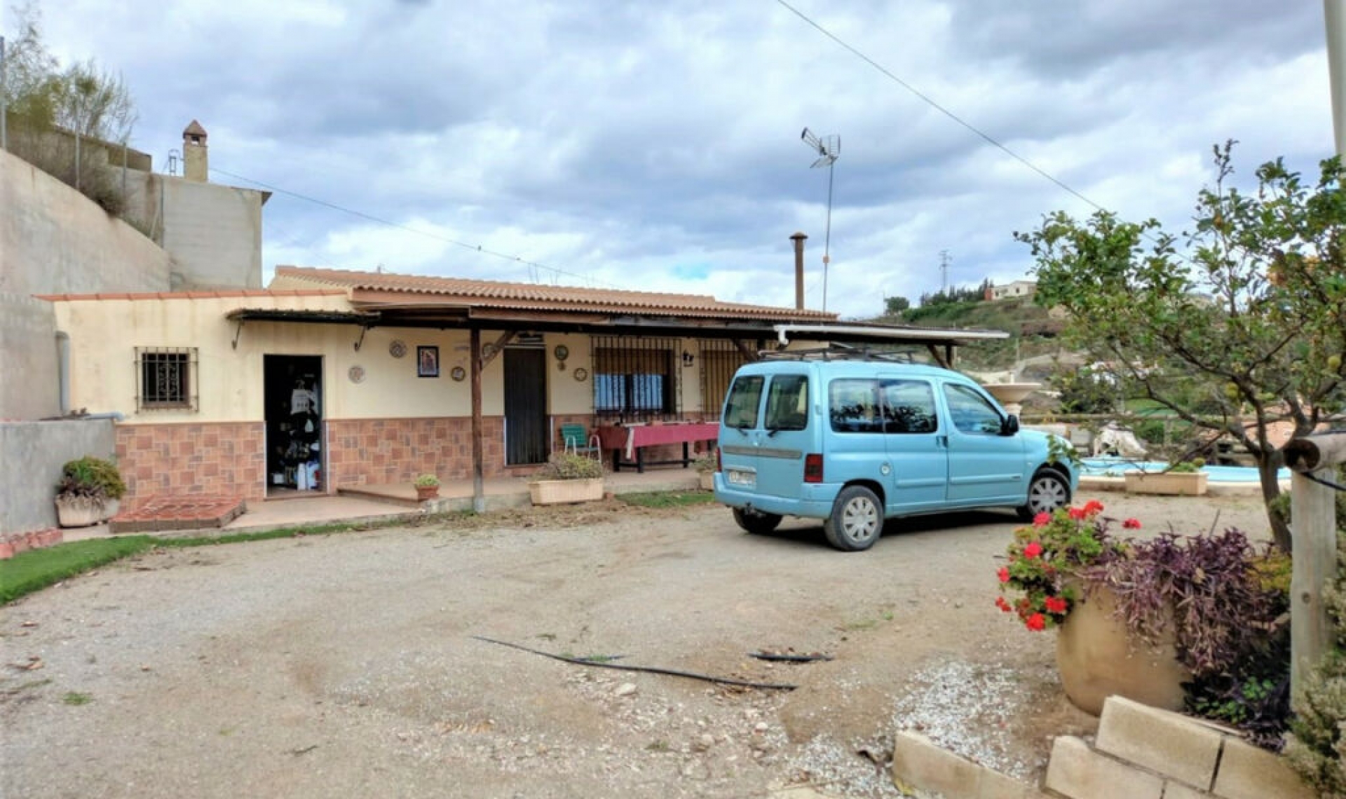 Resale - House -
Almayate