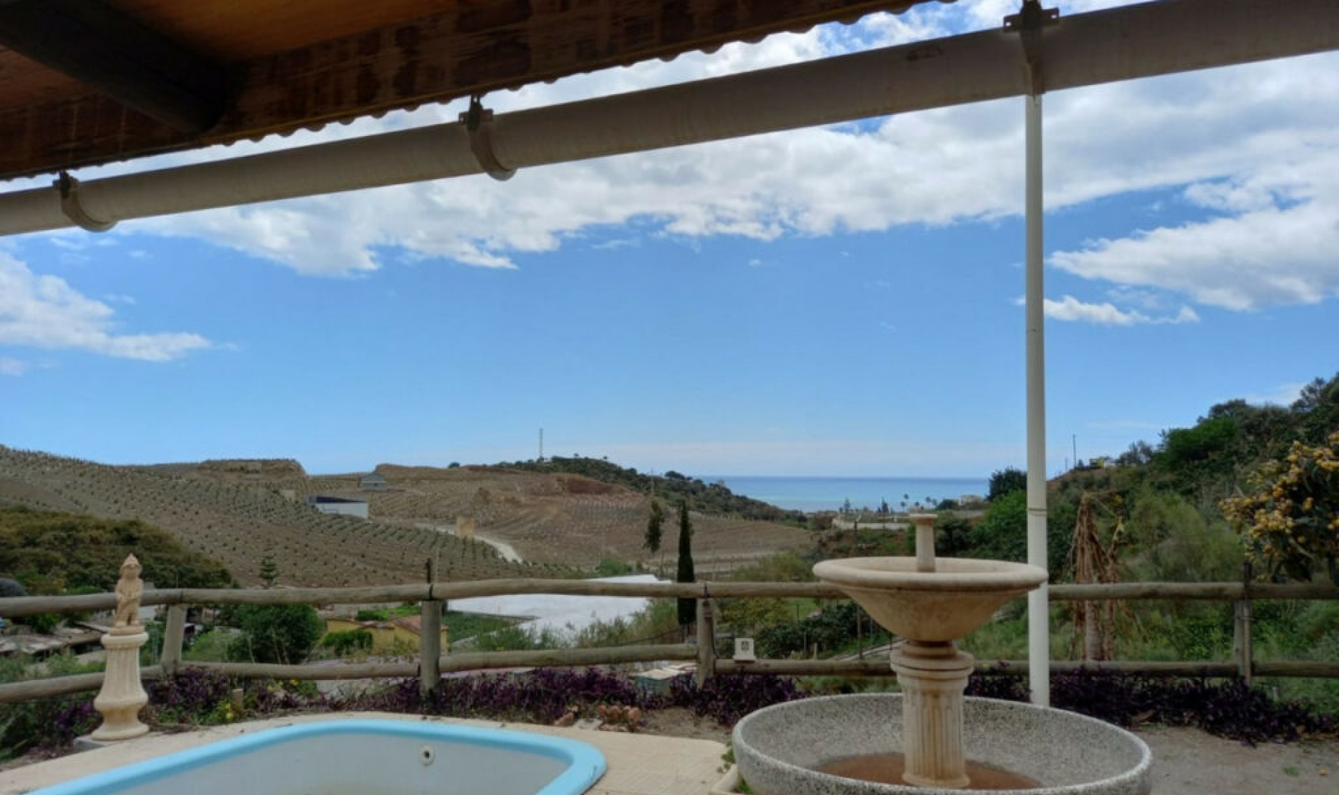 Resale - House -
Almayate