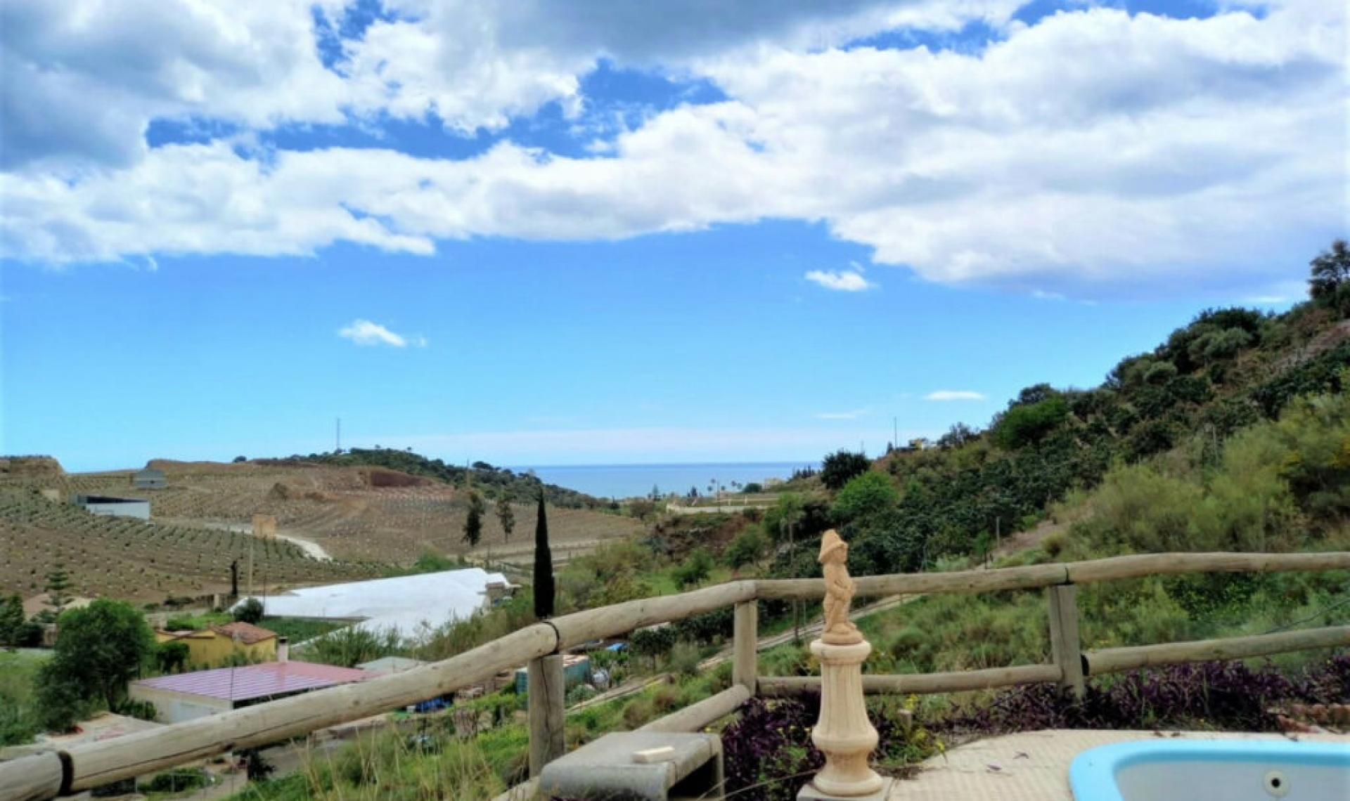 Resale - House -
Almayate