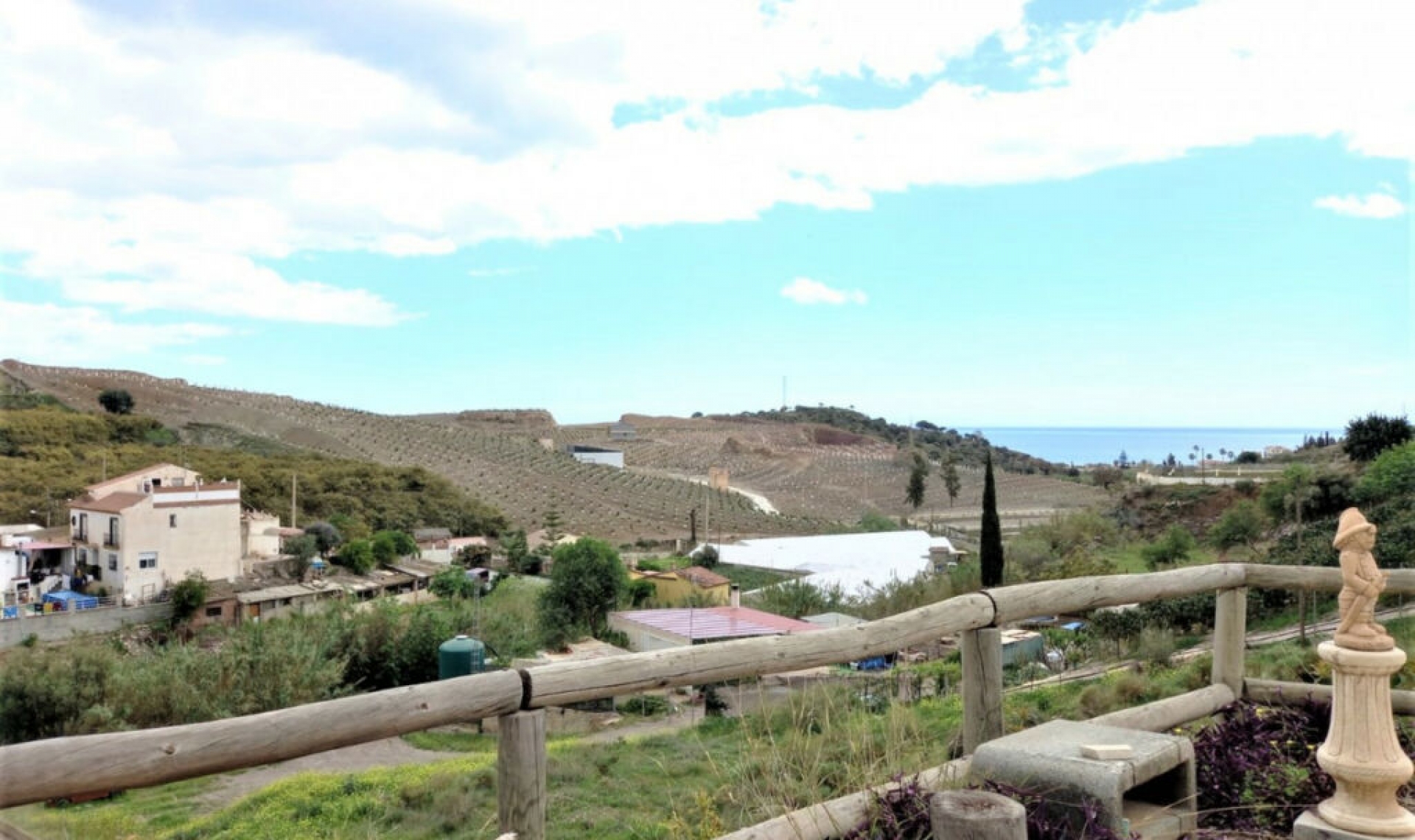 Resale - House -
Almayate