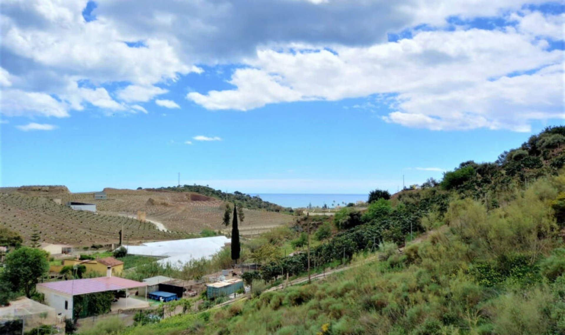 Resale - House -
Almayate