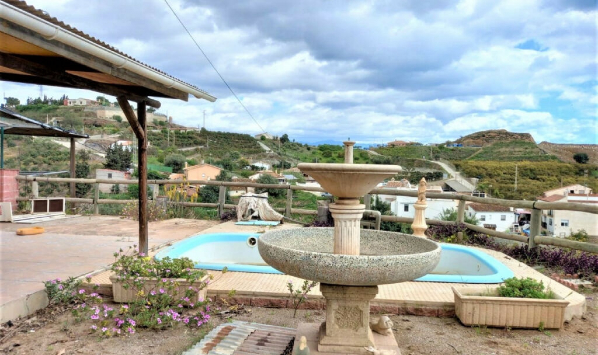 Resale - House -
Almayate