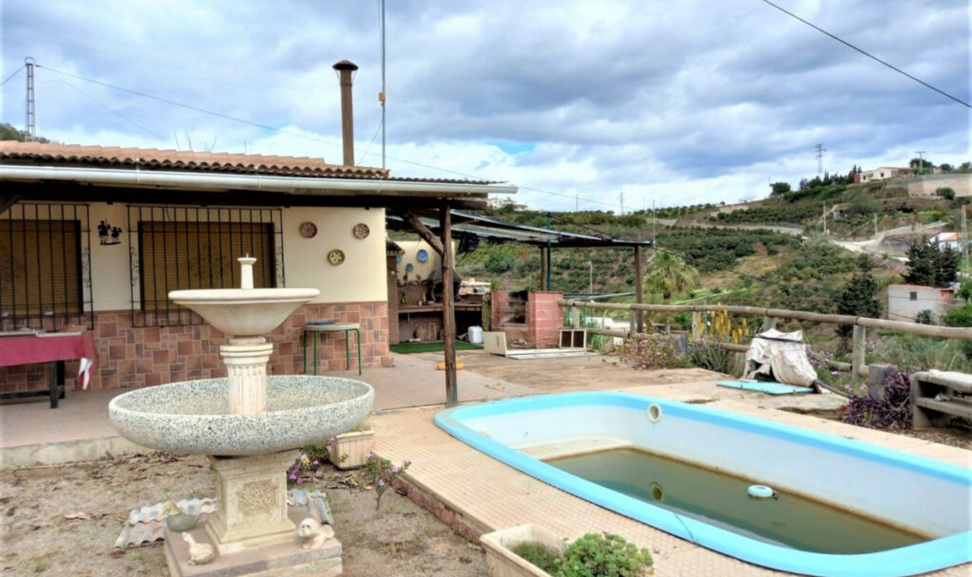 Resale - House -
Almayate