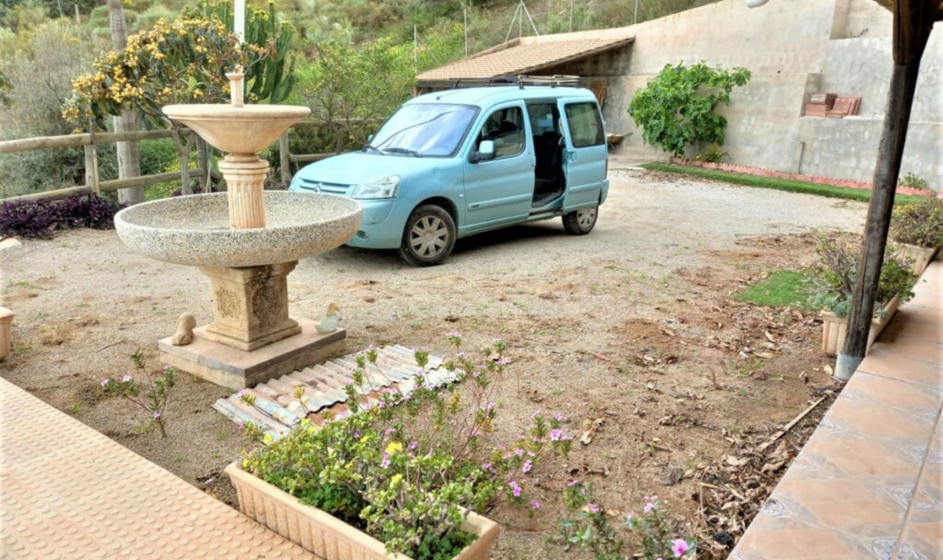 Resale - House -
Almayate