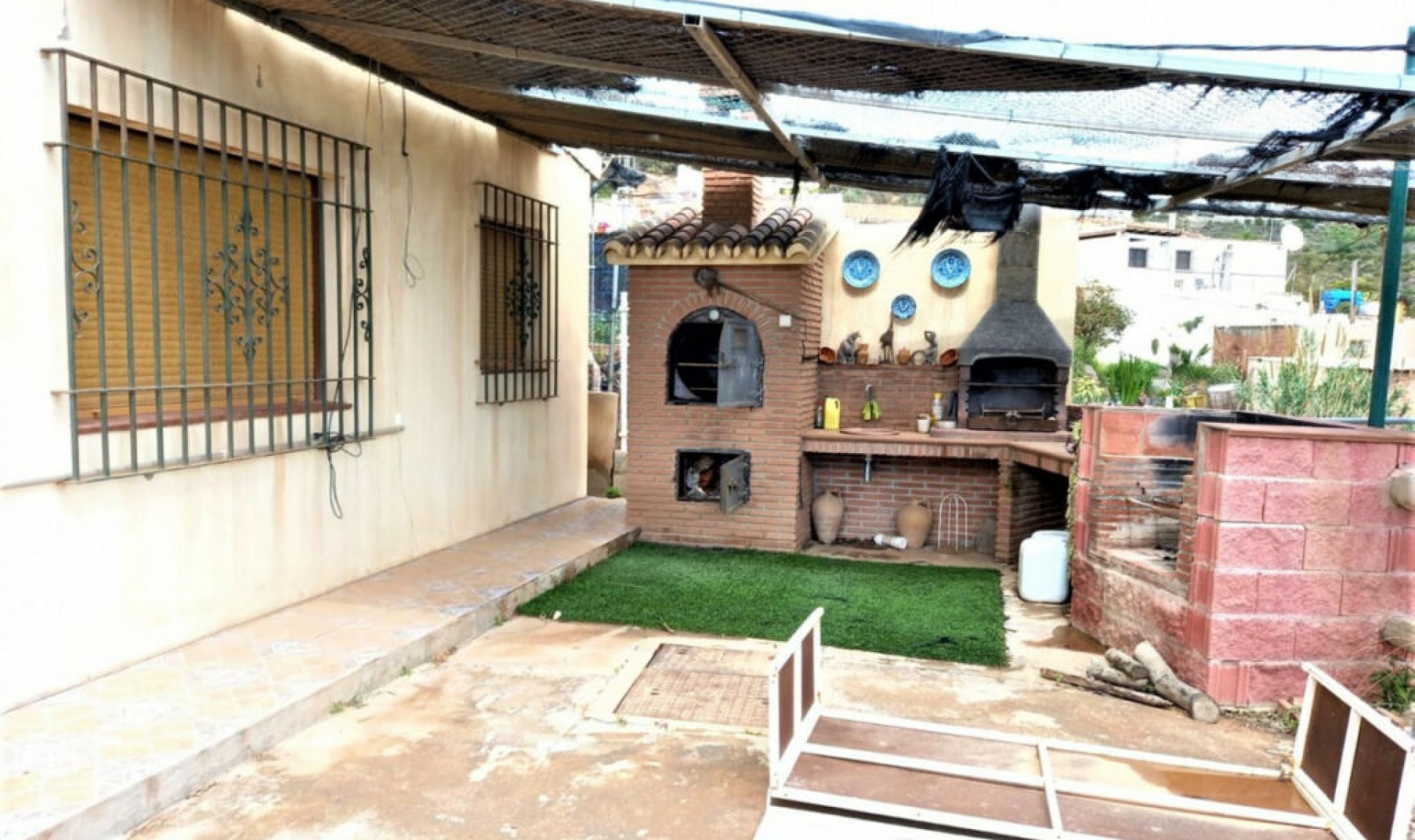 Resale - House -
Almayate