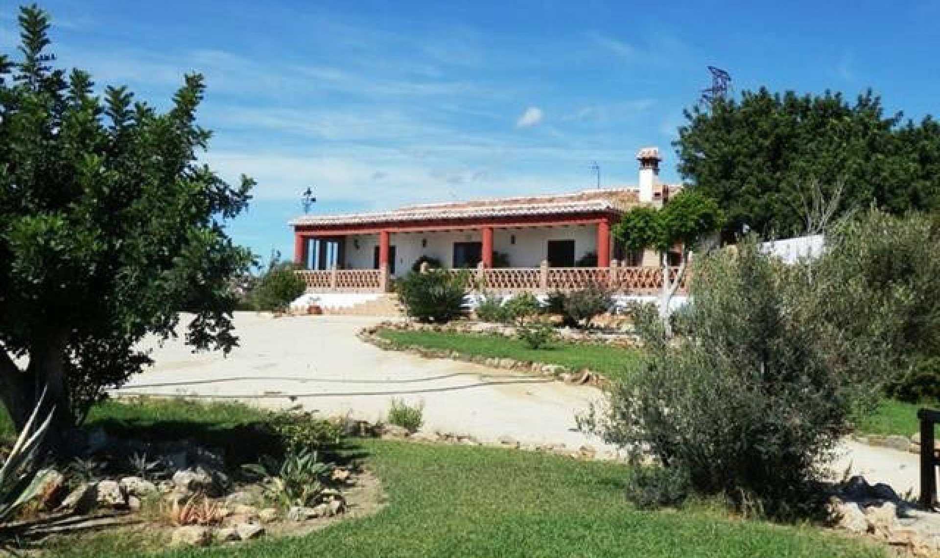 Resale - House -
Almayate