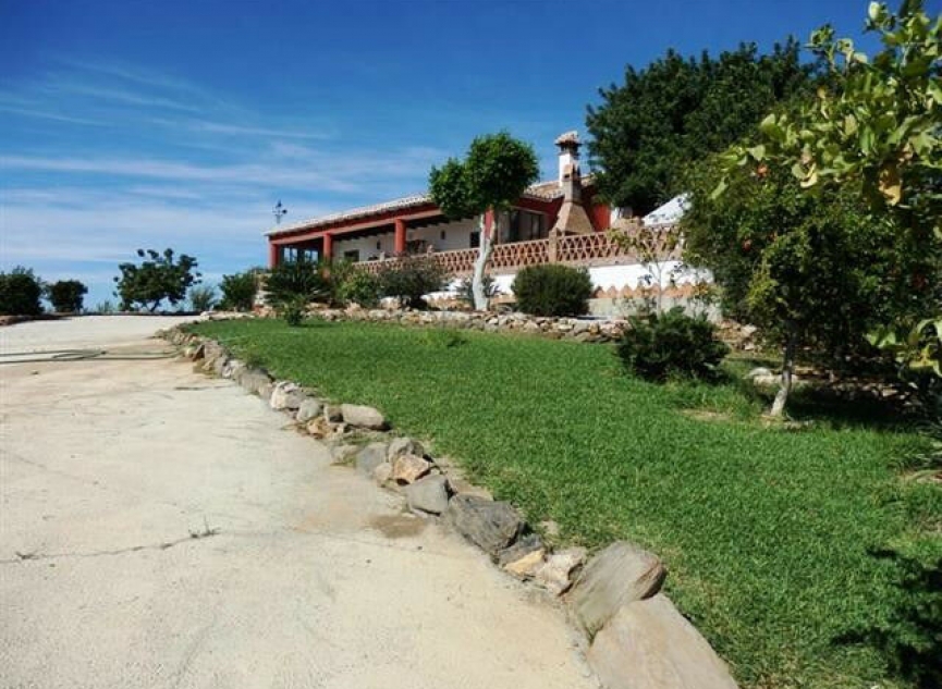 Resale - House -
Almayate