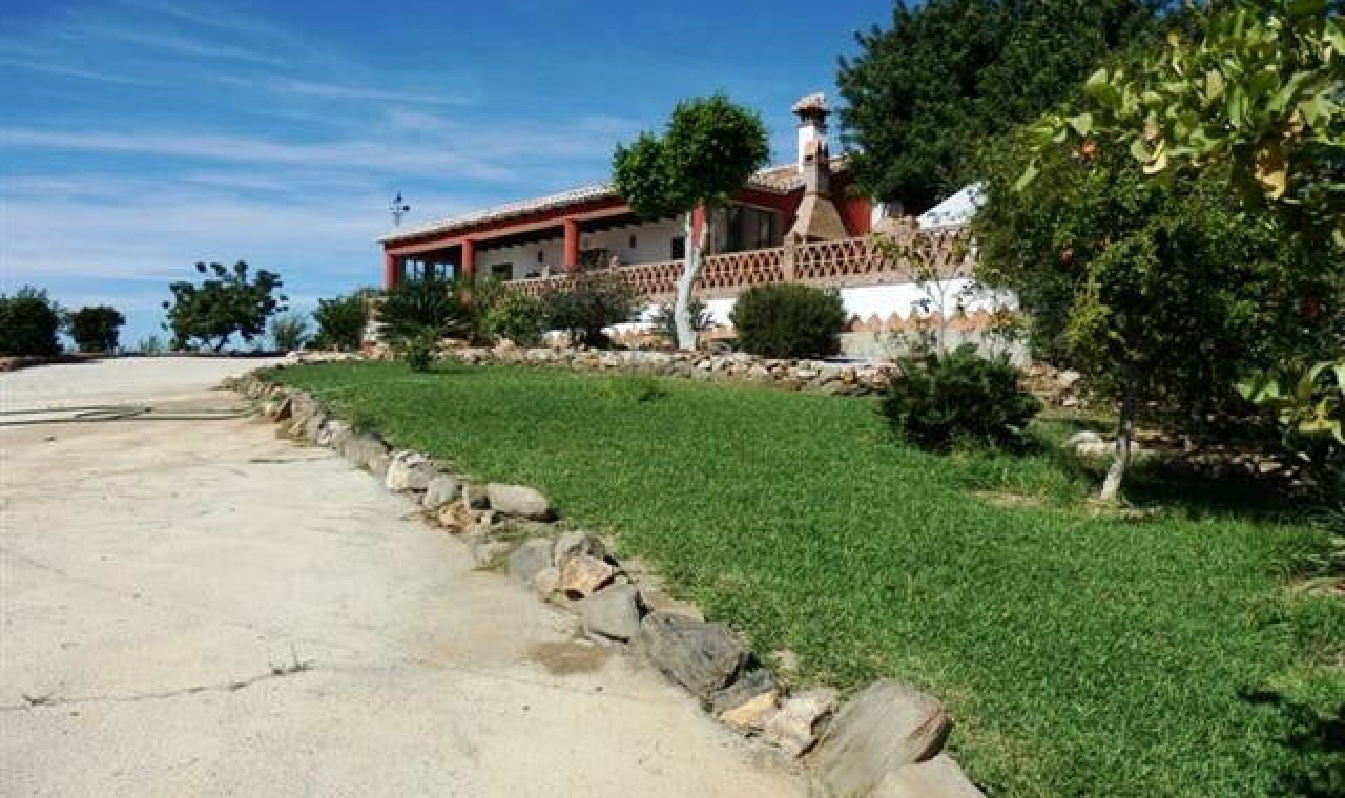 Resale - House -
Almayate