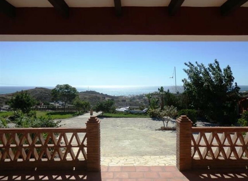 Resale - House -
Almayate