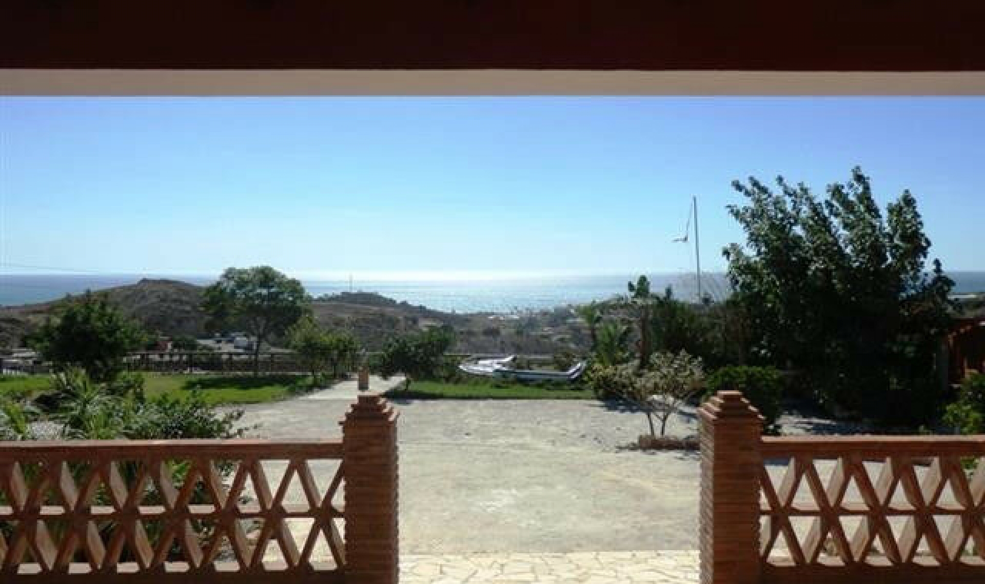 Resale - House -
Almayate