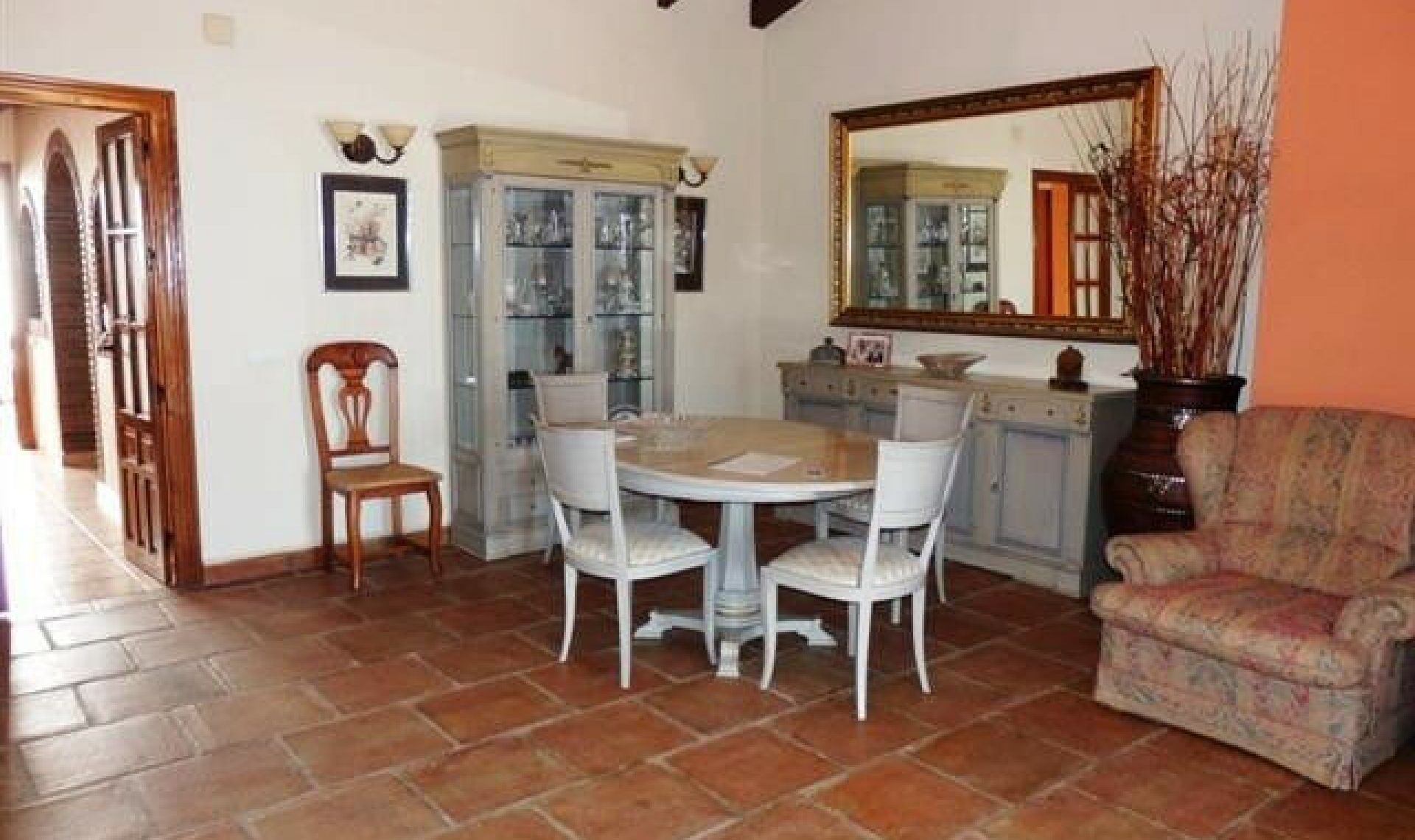 Resale - House -
Almayate