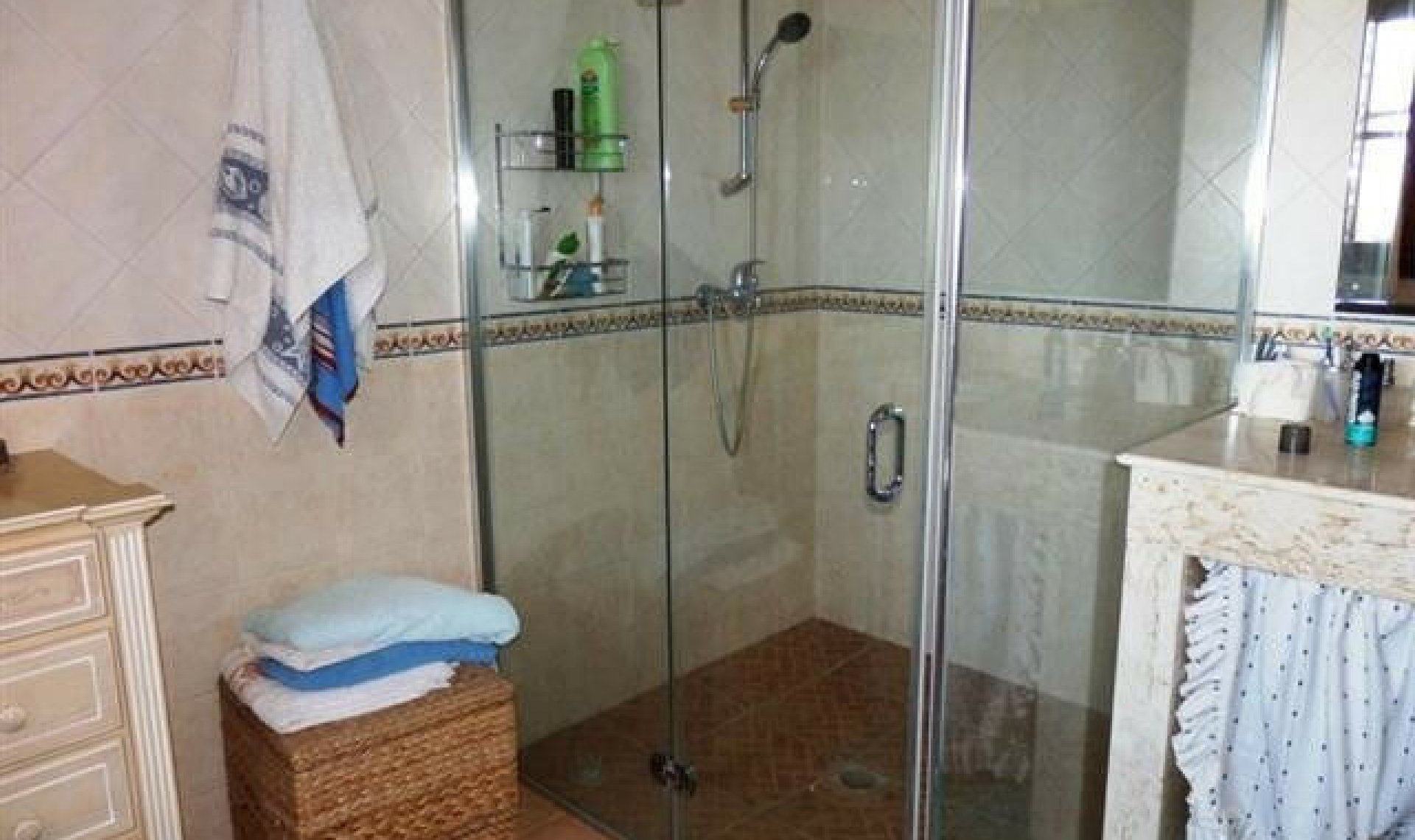 Resale - House -
Almayate