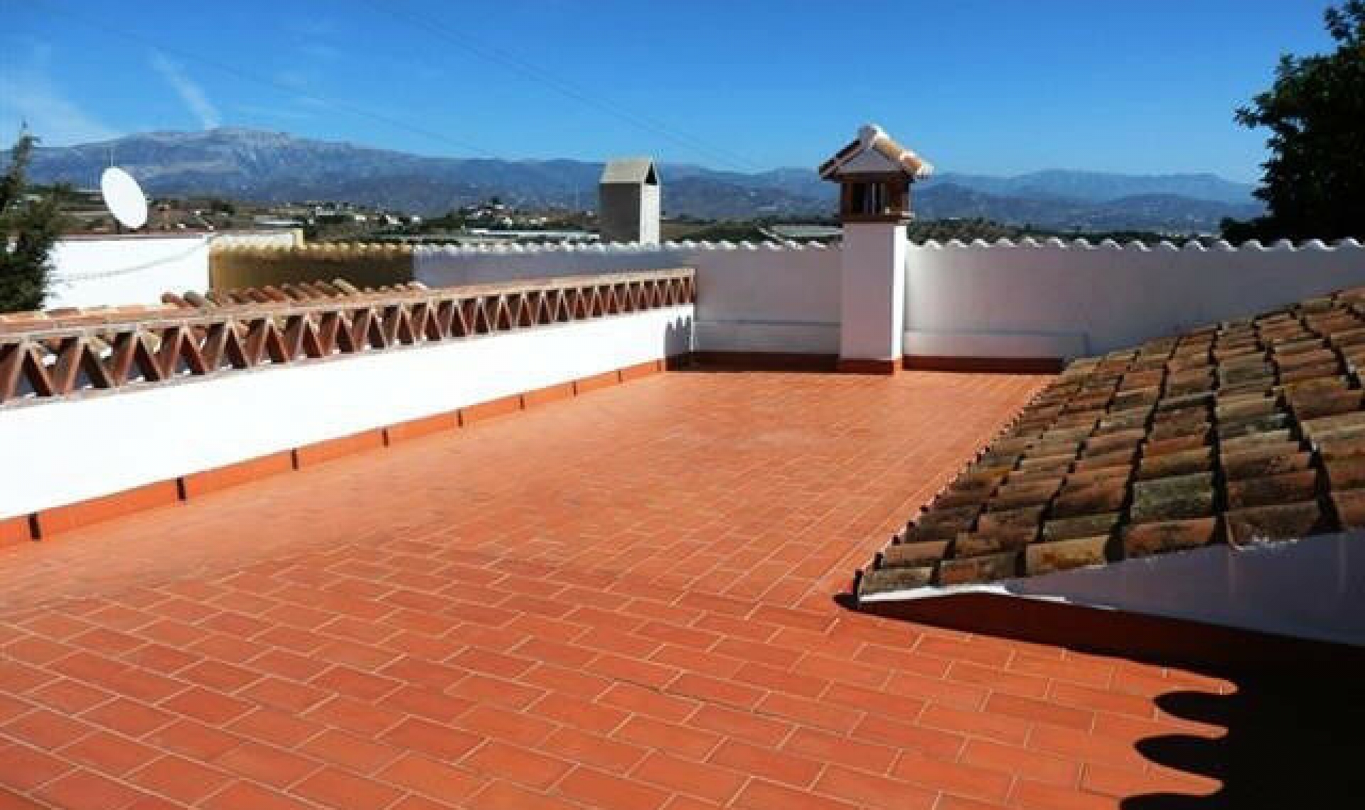 Resale - House -
Almayate