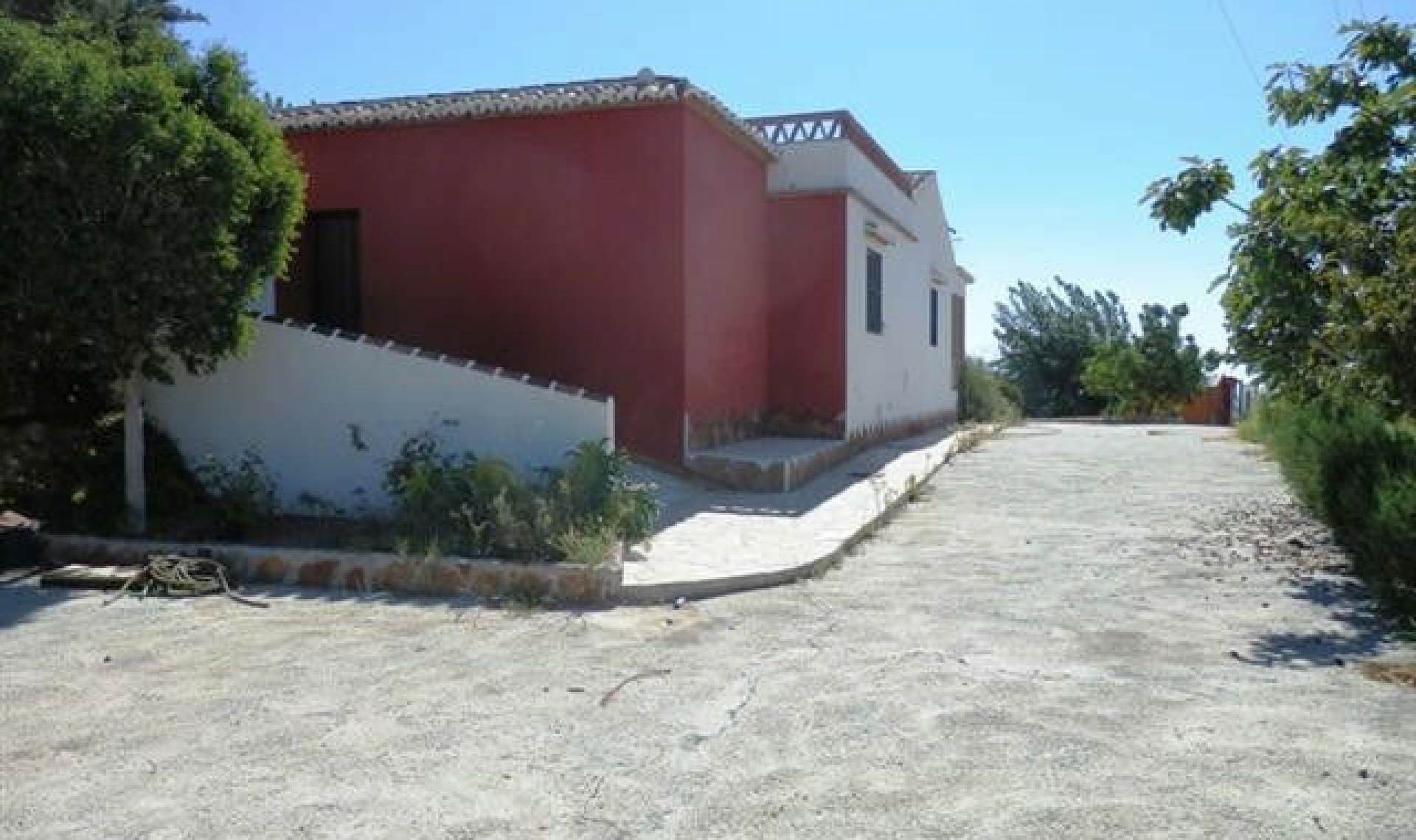 Resale - House -
Almayate