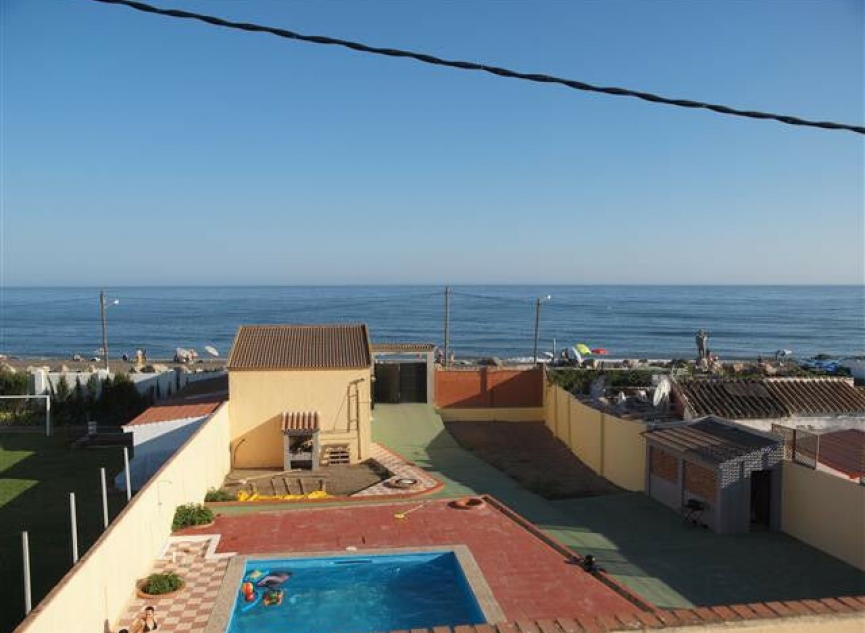 Resale - House -
Almayate