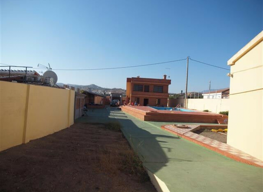 Resale - House -
Almayate