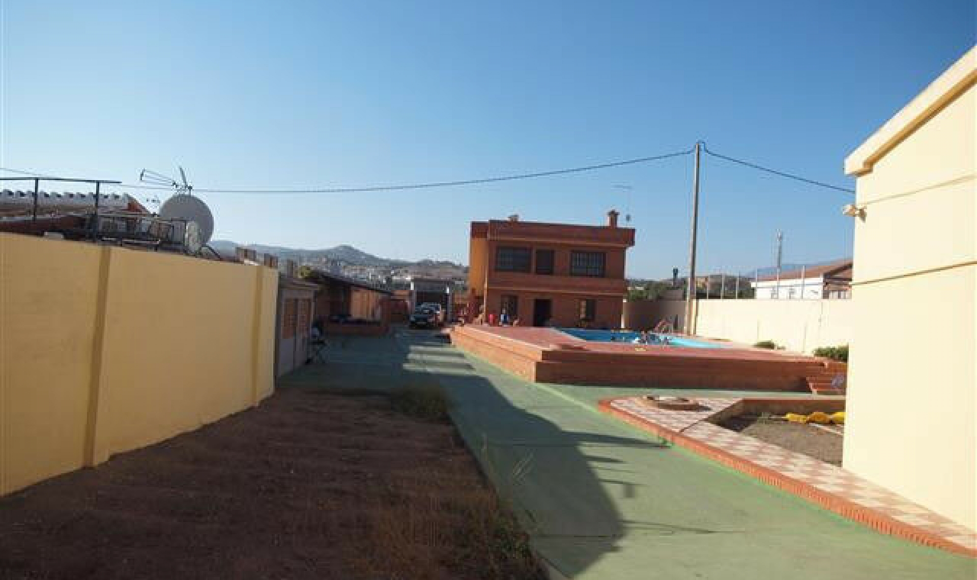 Resale - House -
Almayate