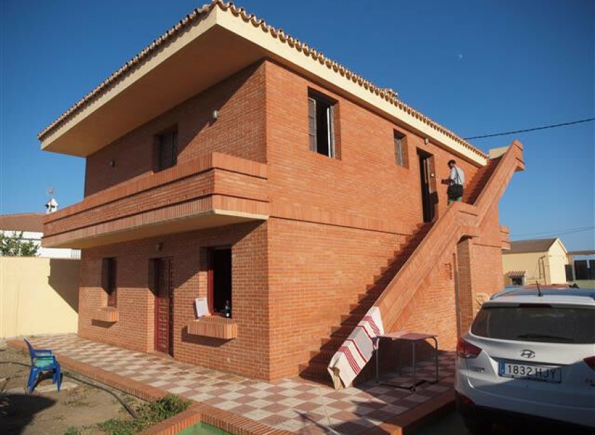 Resale - House -
Almayate