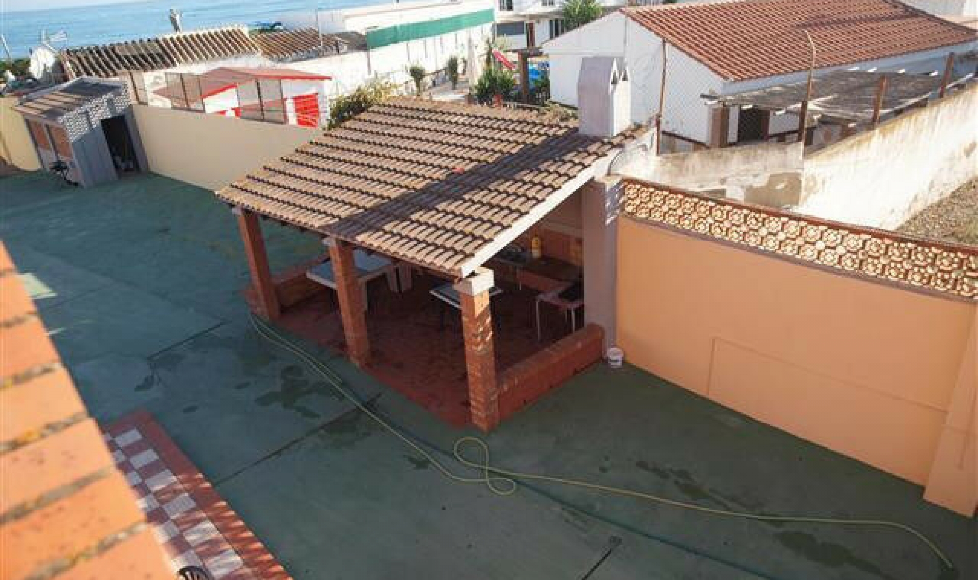 Resale - House -
Almayate