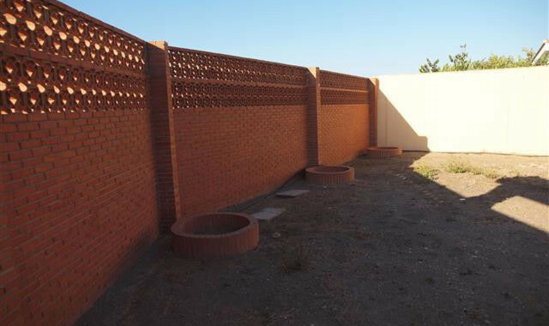 Resale - House -
Almayate