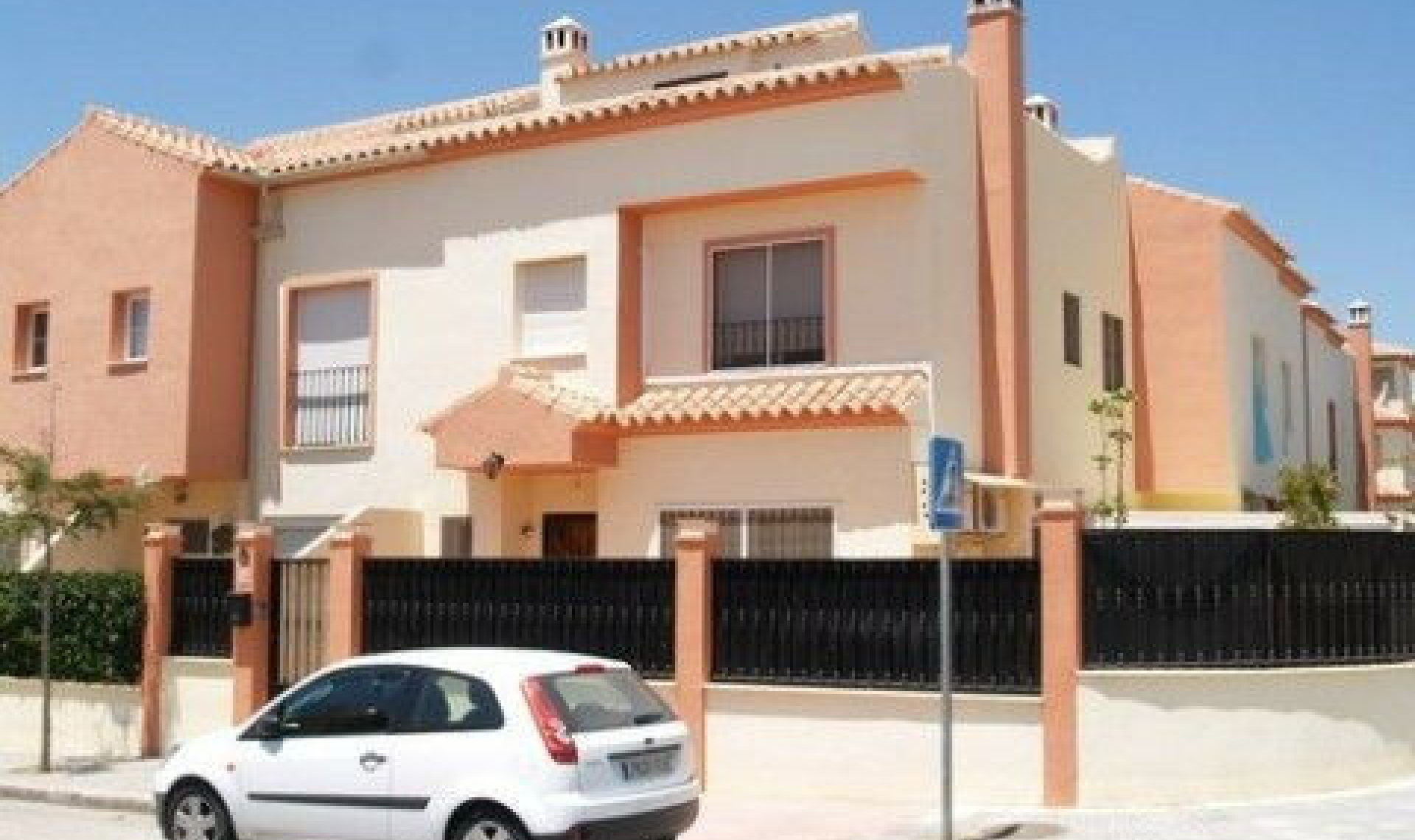 Resale - House -
Almayate