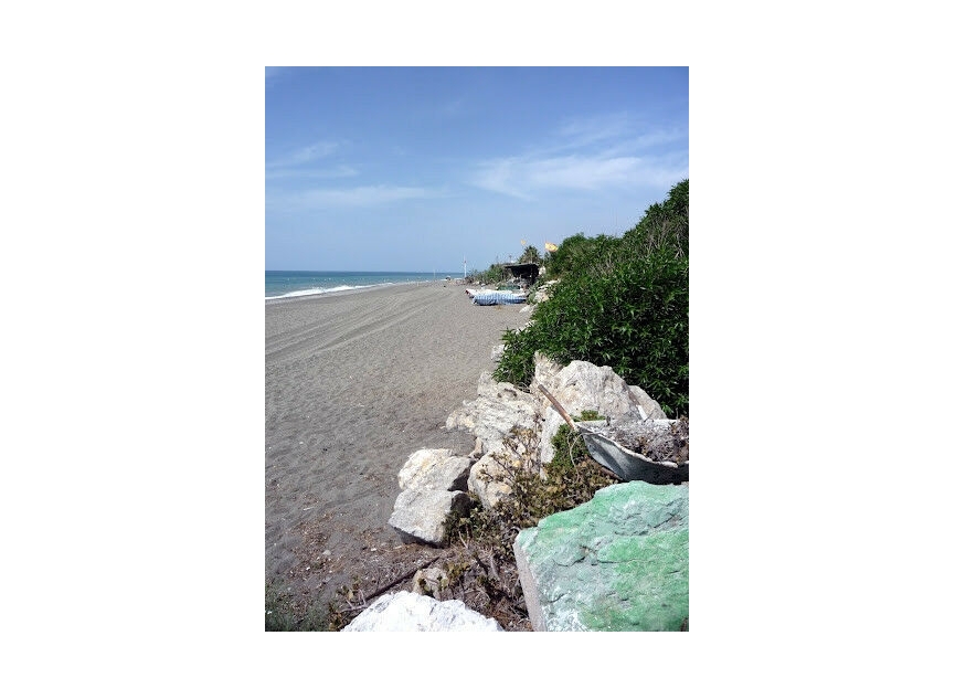 Resale - House -
Almayate