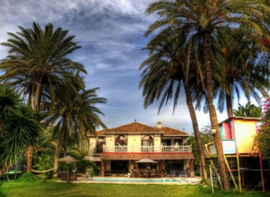 Resale - House -
Almayate