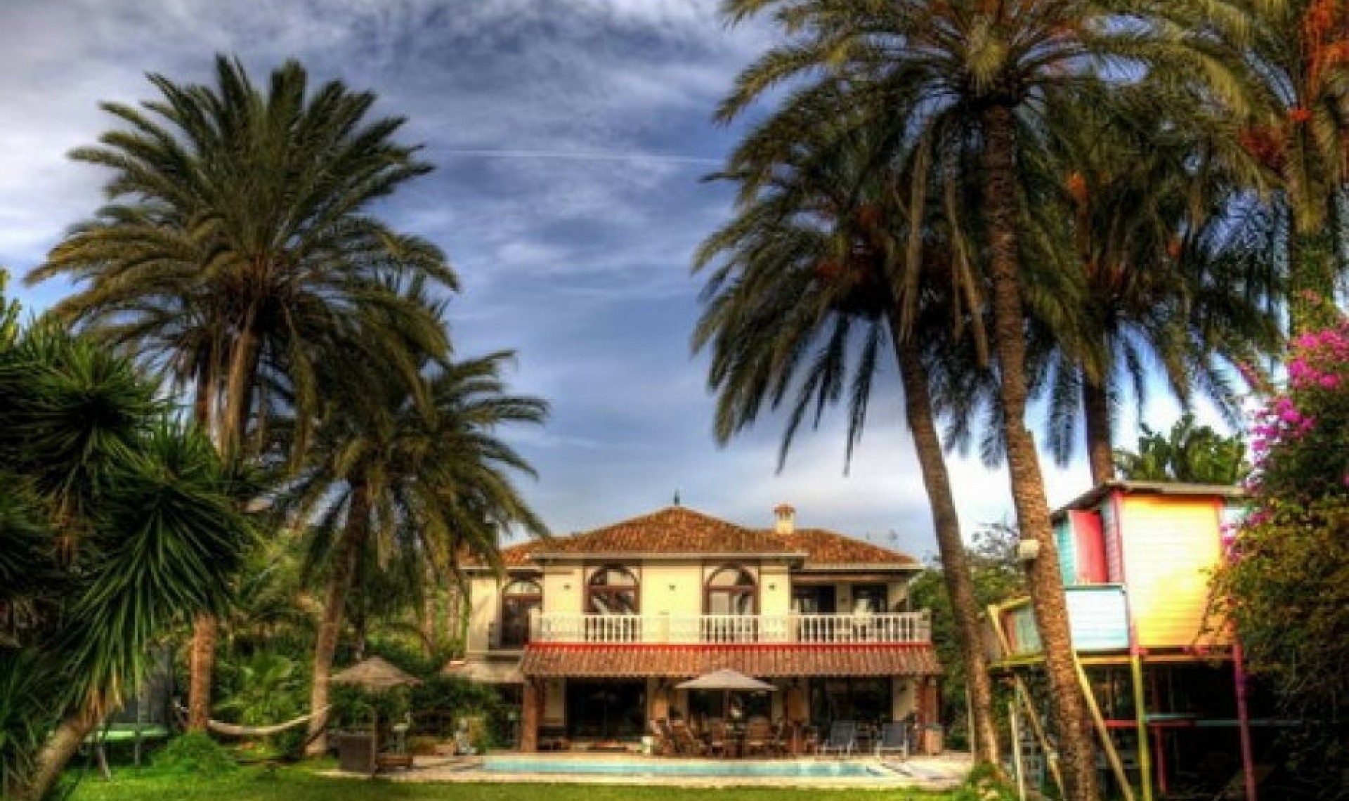 Resale - House -
Almayate