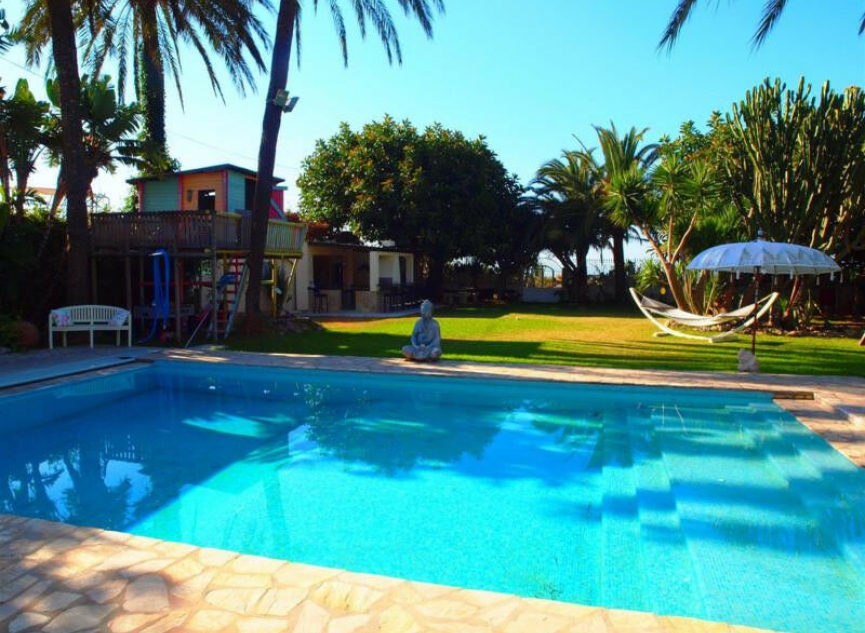 Resale - House -
Almayate