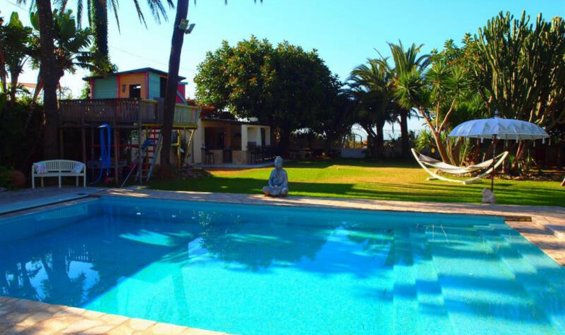 Resale - House -
Almayate