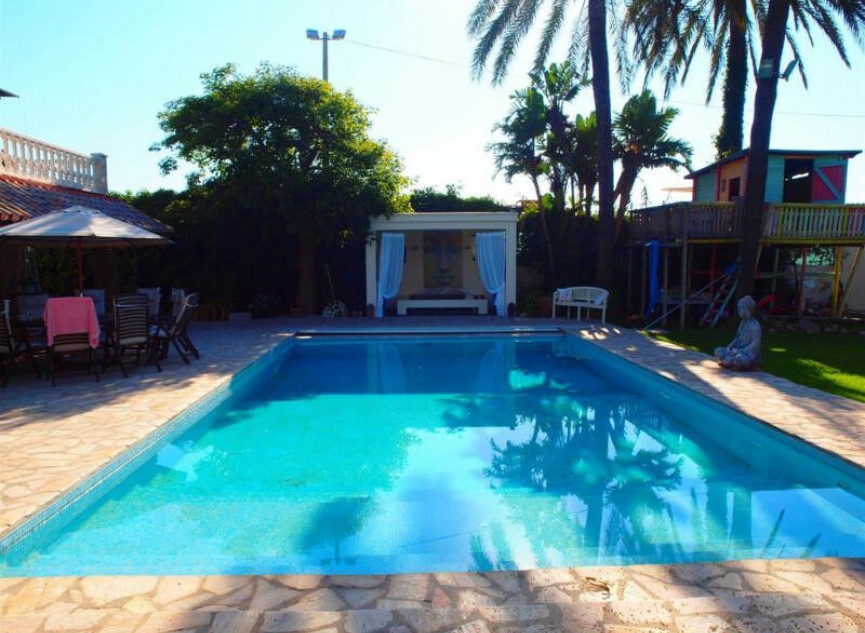 Resale - House -
Almayate